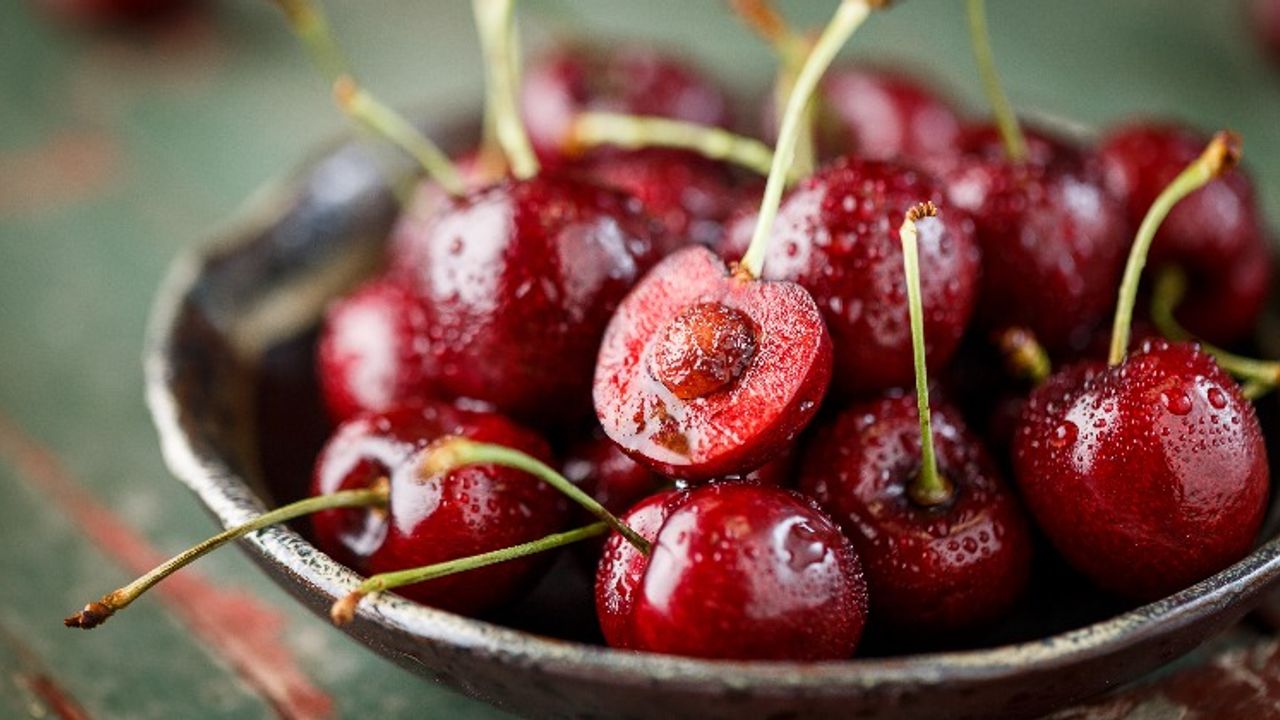 Kiraz: Lezzeti ve Sağlığa Faydalarıyla Baharın Tatlı Meyvesi
