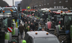 Kriz Büyüyor: Almanya’da Çiftçiler Traktörlerle Meydanları Kapattı!