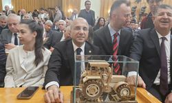 Traktör Bu Kez Ahşaptan: Mecliste Sürpriz Hediye!
