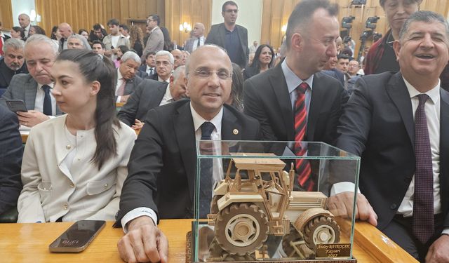 Traktör Bu Kez Ahşaptan: Mecliste Sürpriz Hediye!