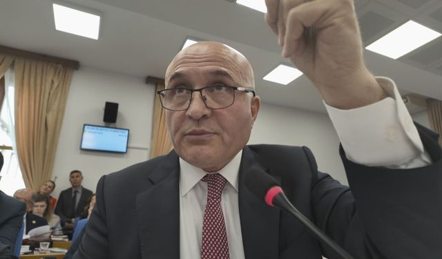 Meclis’te Fon Gerilimi: Erhan Usta Sordu, Yılmaz Yanıtladı!