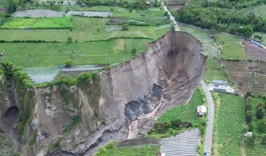 Devasa Obruk 3 Hektarlık Tarım Arazisini Yuttu!